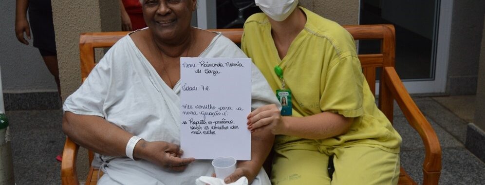 Momento lúdico para os idosos no Hospital Estadual de Trindade (Hetrin), unidade gerida pelo Instituto de Medicina, Estudos e Desenvolvimento (IMED)