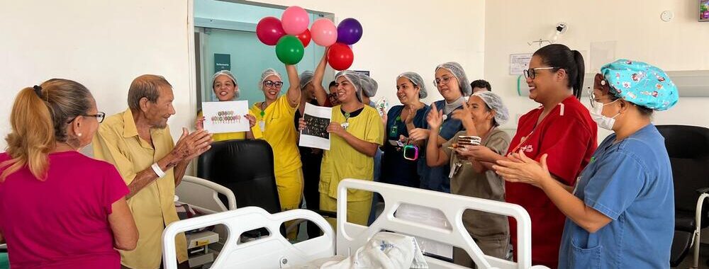 Celebração de aniversário e alta hospitalar de paciente com uma festa organizada pela equipe do Hospital Estadual de Trindade - Hetrin, destacando a importância da humanização no atendimento.