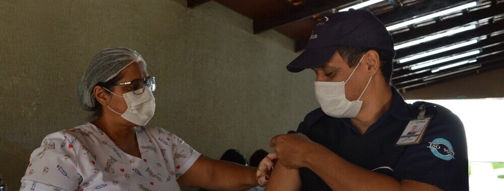 Hospital Estadual de Trindade (Hetrin) imuniza colaboradores contra Influenza, promovendo segurança e proteção no ambiente hospitalar.