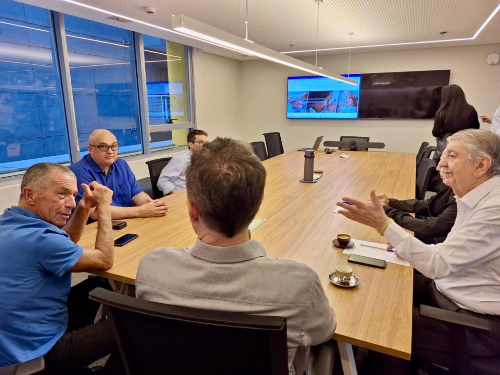 O Conselho do Instituto de Medicina, Estudos e Desenvolvimento - IMED se reúne para avaliar o plano de expansão dos Hospitais Estaduais de Formosa e Trindade, em Goiás, mantendo o foco na humanização e excelência no atendimento aos pacientes do SUS.
