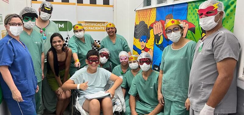 Criança escolhendo aroma para anestesia em ambiente hospitalar lúdico no Hospital Estadual de Trindade - HEF