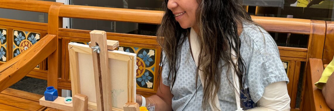 Oficina de pintura no Hospital Estadual de Trindade (Hetrin) promove acolhimento e expressão artística para pacientes e colaboradoras.