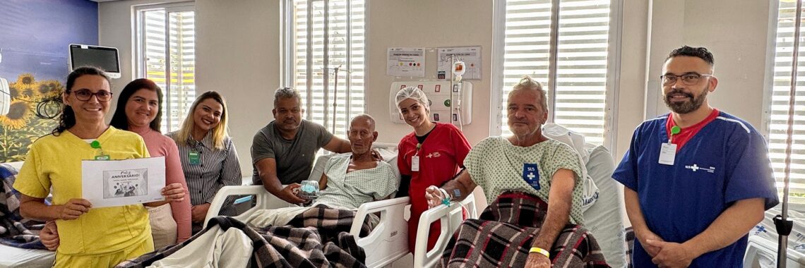 Momento de celebração no Hetrin - Hospital Estadual de Trindade: Joaquim e José recebem carinho e atenção da equipe durante internação.