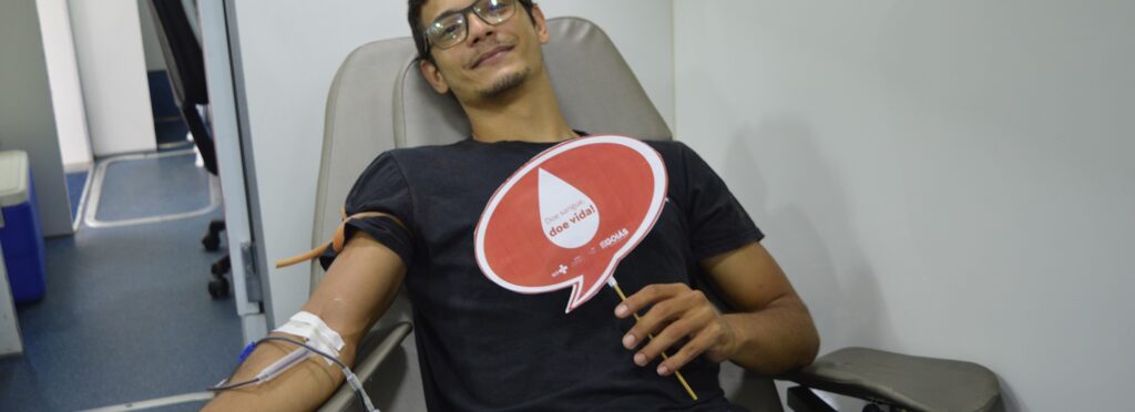 Ação de coleta de sangue no Hospital Estadual de Trindade (Hetrin) com unidade móvel, promovendo a solidariedade e a saúde da comunidade.