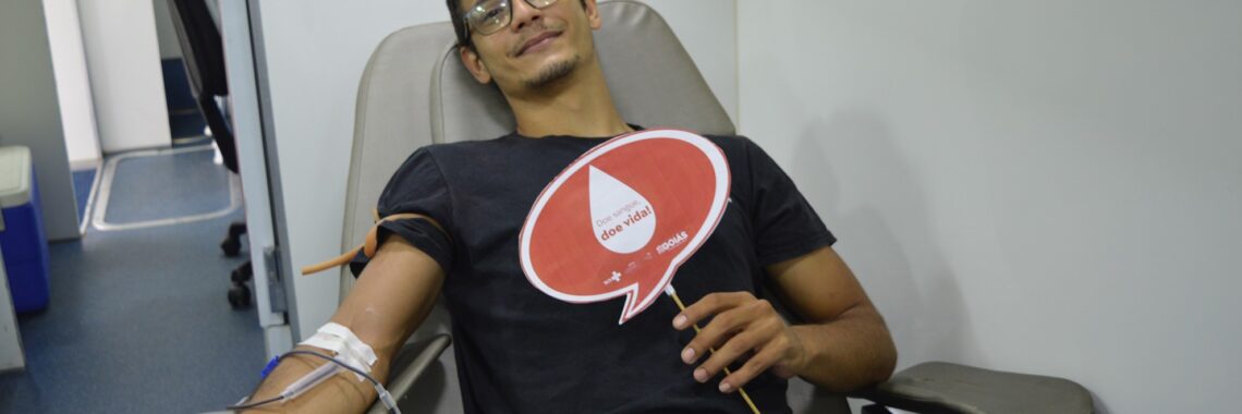 Ação de coleta de sangue no Hospital Estadual de Trindade (Hetrin) com unidade móvel, promovendo a solidariedade e a saúde da comunidade.