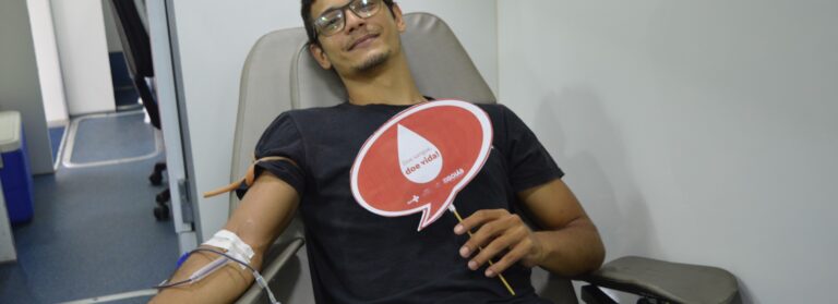 Ação de coleta de sangue no Hospital Estadual de Trindade (Hetrin) com unidade móvel, promovendo a solidariedade e a saúde da comunidade.