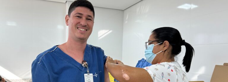 O Hospital Estadual de Trindade - Hetrin promove campanha de vacinação contra a Influenza para proteger colaboradores e pacientes.