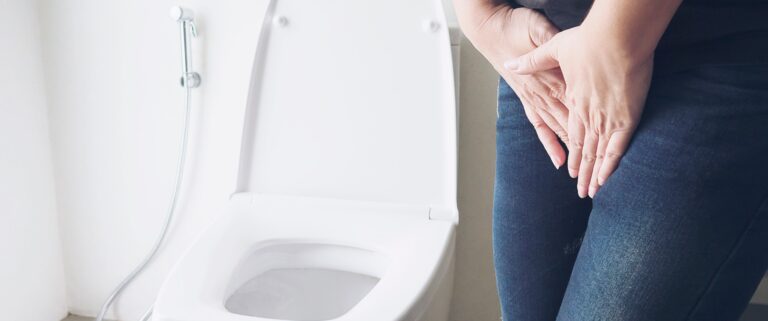 Médico do Hospital Estadual de Trindade (Hetrin) em Trindade explica como prevenir a infecção do trato urinário ITU em mulheres garantindo um diagnóstico precoce e tratamento rápido na unidade de saúde goiana.