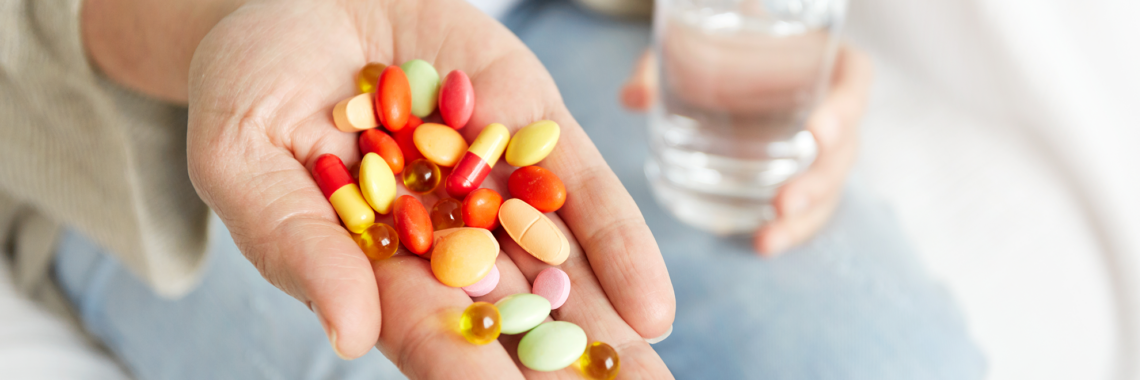 O Hospital Estadual de Trindade (Hetrin) alerta sobre os riscos da automedicação com vitaminas. A suplementação deve ser orientada por profissionais para evitar problemas de saúde.